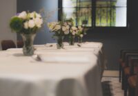 Gezellige eetruimte met een comfortabele eettafel voor zes personen, perfect voor diners en samenzijn.
